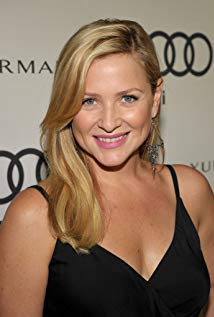How tall is Jessica Capshaw?